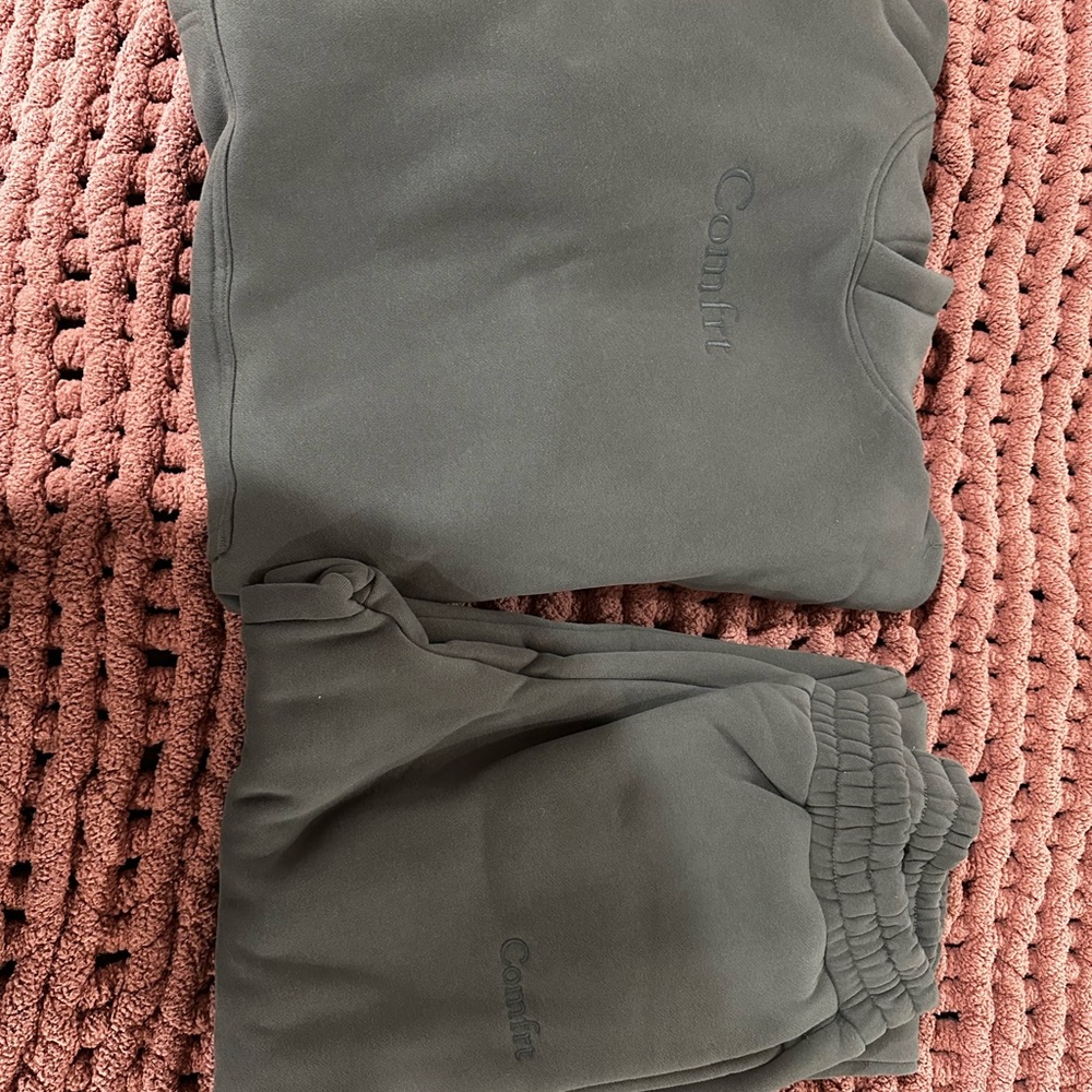 Comfy Gray Sweatshirt and Joggers Set